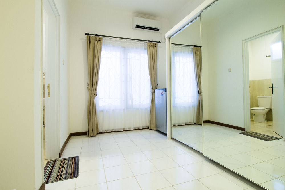 Reddoorz Plus @ Tendean Джакарта Экстерьер фото