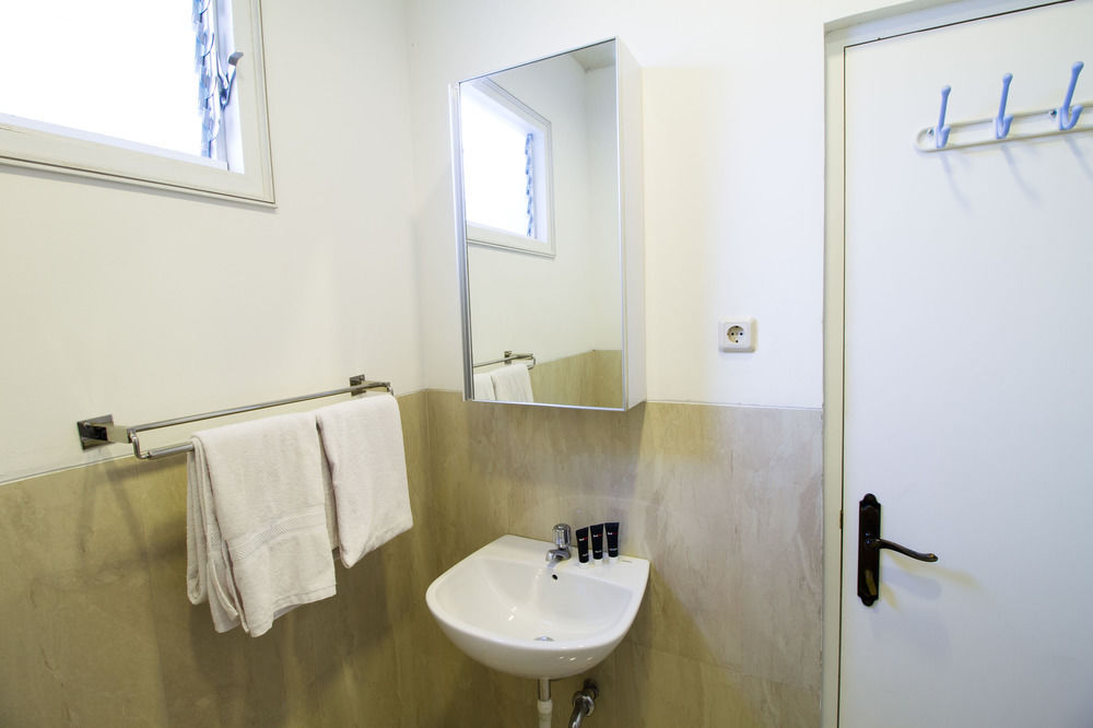 Reddoorz Plus @ Tendean Джакарта Экстерьер фото