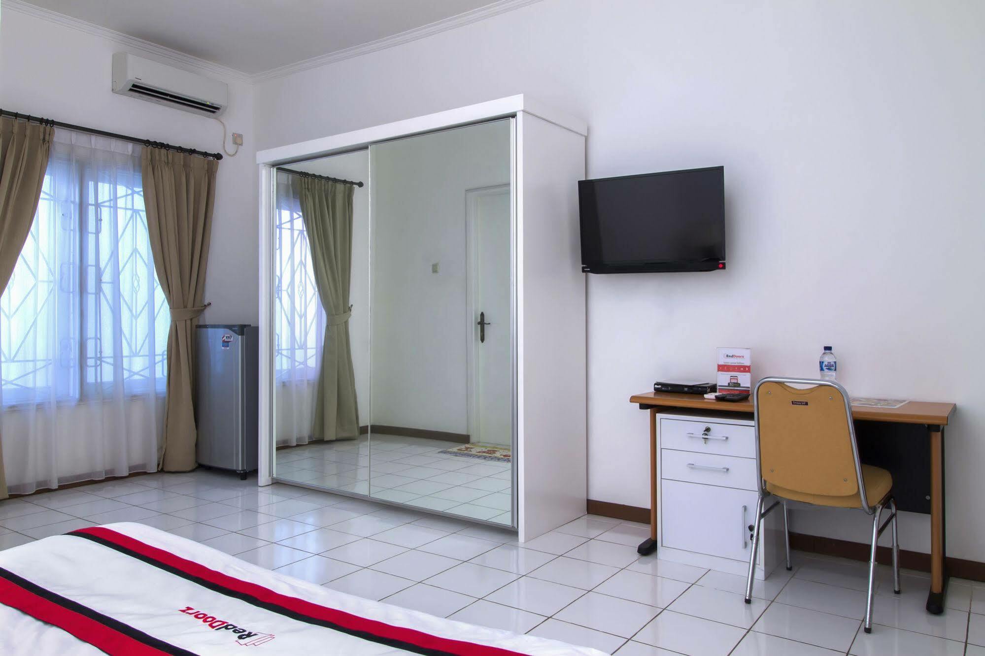 Reddoorz Plus @ Tendean Джакарта Экстерьер фото