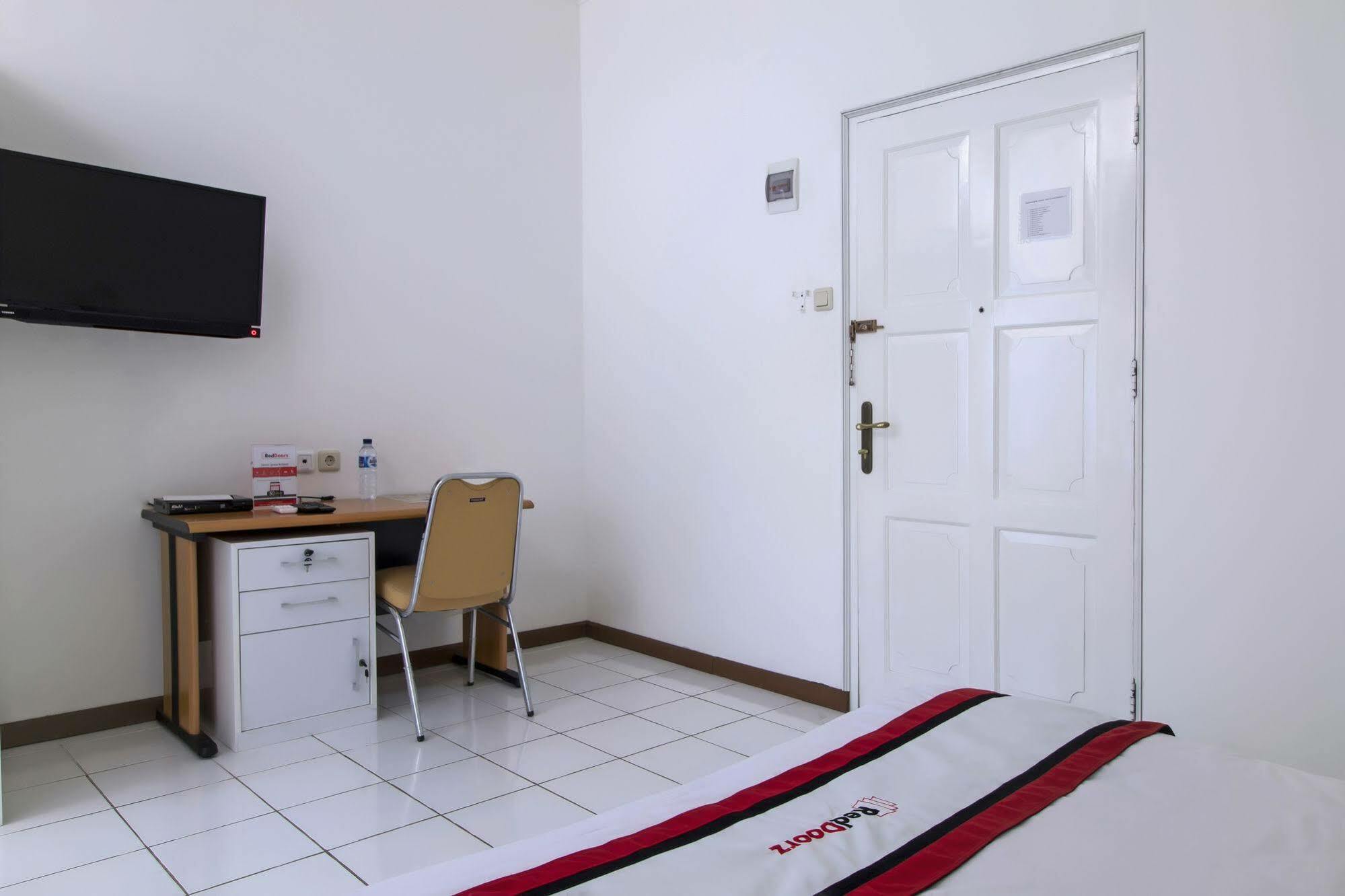Reddoorz Plus @ Tendean Джакарта Экстерьер фото